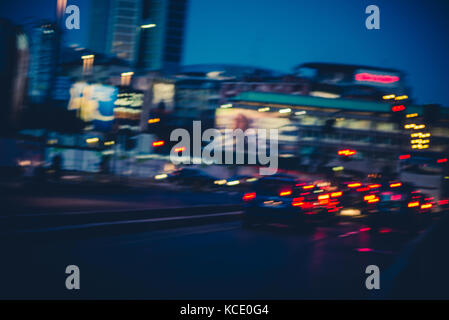 Bokeh multicolores de wagons à l'heure de pointe dans la zone urbaine de la ville de Milan - defocused embouteillage dans intersection de l'autoroute - concept des transports avec des véhicules floue Banque D'Images