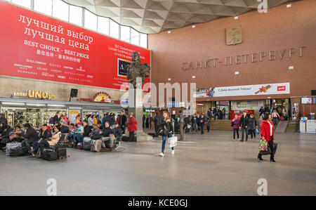 Saint-Pétersbourg, Russie - mai 05, 2017 : les gens, les passagers dans le ticket d'attente principale et salle de la gare de Moscou Banque D'Images