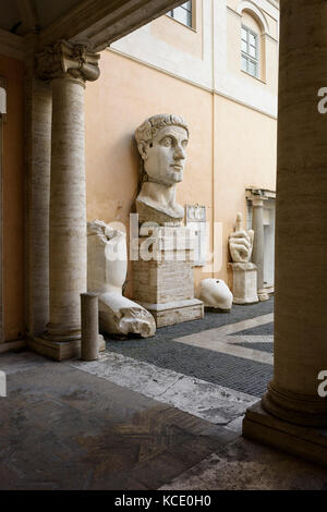 Rome. L'Italie. Vestiges de la statue colossale de l'empereur romain Constantin I Le Grand (ca. 272-74-337 AD), 313-324 AD, Musées du Capitole. Banque D'Images