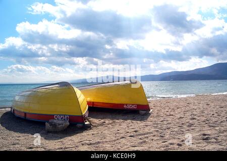 Voile sur une plage de lac d'Ohrid, Macédoine, vue de la ville de Struga , photo d'un Banque D'Images