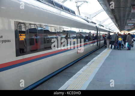 SAINT-PÉTERSBOURG, RUSSIE - 05 MAI 2017 : passagers à bord du train Sapsan. Le conducteur vérifie les billets, les passagers sont dans la file d'attente Banque D'Images