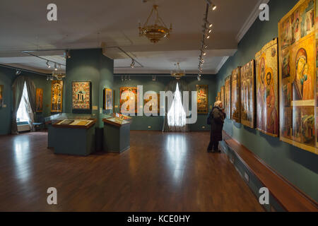 Kostroma, Russie - mai 06, 2017 : ancienne collection d'icônes russes orthodoxes dans le monastère Ipatiev. femme regarde les icônes dans une exposition Banque D'Images