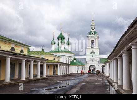 Kostroma, Russie - mai 06, 2017 : l'église de Saint Sauveur sur le marché. Les gens près de l'édifice de l'église Banque D'Images