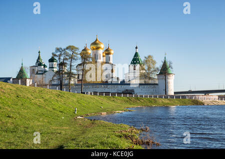 Anneau d'or, la Russie. Vue sur le monastère Ipatiev à partir de la banque de la rivière kostroma Banque D'Images