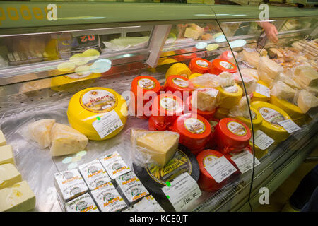 Kostroma, Russie - mai 07, 2017 : la production de la région de Kostroma fromageries sur le comptoir de l 'échange' fromage kostroma Banque D'Images