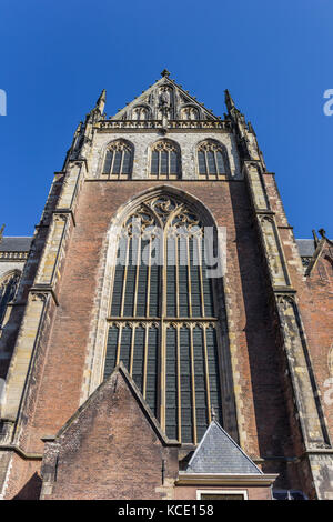 Fenêtre gothique de l'église Saint-bavon e à Haarlem, Pays-Bas Banque D'Images