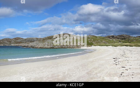 La baie de sable blanc immaculée et déserte d'Achmelvich Beach, près de Lochinver, dans le nord-ouest de l'Écosse, au Royaume-Uni Banque D'Images