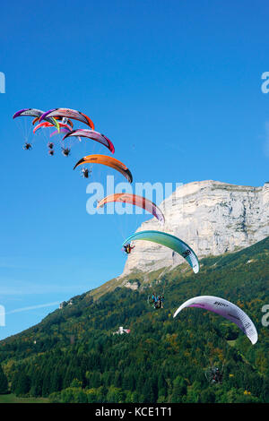 Flotte de neuf paramoteurs volant à l'événement coupe Icare 2017, Dent de Crolles (2062m asl) en arrière-plan. Saint-Hilaire du Touvet, Isère, France. Banque D'Images