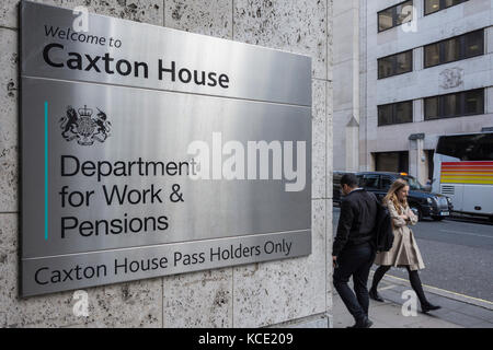 Entrée à Caxton House au ministère du travail et des Pensions (DWP), sur Tothill Street, Londres, Angleterre, Royaume-Uni Banque D'Images