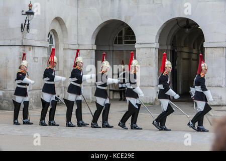 Les bleus et les Royals de la Household Cavalry prenant part à la cérémonie d'en descendre, ou 4 heures à la parade, Horse Guards, London, UK Banque D'Images