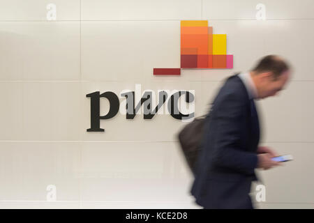 Personnel quittant les bureaux de PricewaterhouseCoopers à Embankment, Londres, Royaume-Uni Banque D'Images