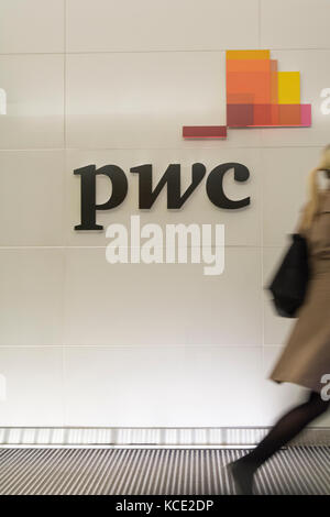 Départ du personnel des bureaux de PriceWaterhouseCoopers sur l'Embankment, London, UK Banque D'Images