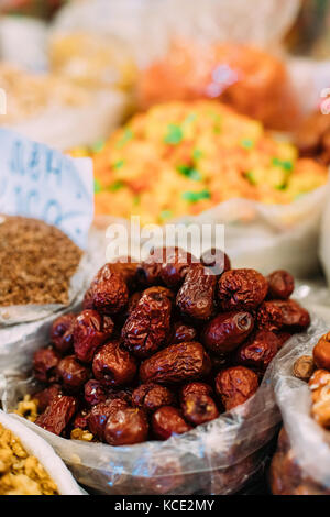 Tbilissi, Géorgie. fermer voir dates de fruits en sachet sur vitrine de produits locaux du marché. Banque D'Images