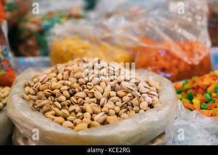 Tbilissi, Géorgie. fermer la vue de pistacia pistaches en coque en sac sur vitrine de marché alimentaire locale, bazar. Banque D'Images