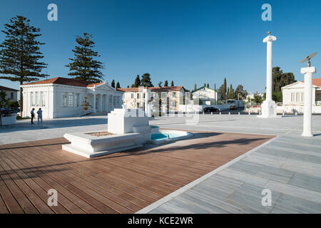 La colonne du 28 octobre, et Pafos Bibliothèque Municipale, en 28e place d'octobre, Pafos, Chypre Banque D'Images