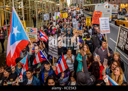 New York, USA. 06Th oct, 2017. appel à l'action à Porto Rico et pro libertad a appelé à un rassemblement/manifestation en face de la Trump Tower à Manhattan. Des centaines de personnes sont descendues dans les rues en solidarité avec les groupes à Porto Rico la mobilisation pour protester contre la première visite d'atout après l'ouragan marie. (Phoo par Erik mcgregor/pacific press) credit : pacific press/Alamy live news Banque D'Images