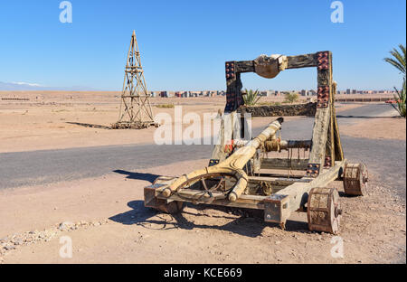 Ouarzazate, Maroc - Jan 4, 2017 : Décoration d'une catapulte dans Atlas Corporation Studios est studio de cinéma. Ouarzazate est la réalisation de films, l'emplacement où Mor Banque D'Images