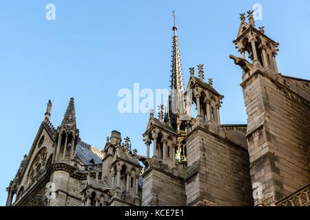 Close-up Vue de dessous de la flèche de la cathédrale Notre-Dame de Paris avec des arcs-boutants, les pinacles et les gargouilles à l'avant-plan. Banque D'Images