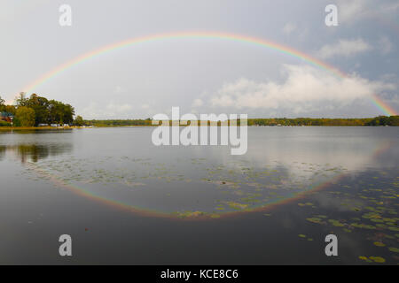 Arc-en-ciel sur un lac près de Bloomer dans le nord du Wisconsin. Banque D'Images