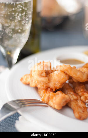 Doigts de poulet frit à la fraîche dans une assiette Banque D'Images