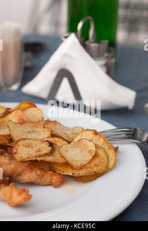 Doigts de poulet frit à la fraîche dans une assiette Banque D'Images