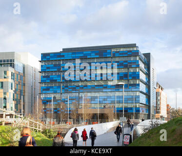 2 quai de verre, Bristol, Royaume-Uni. mur rideau façade, de bureaux et de logements avec des commerces de détail et restaurants au rez-de-chaussée level.commercial buildi Banque D'Images