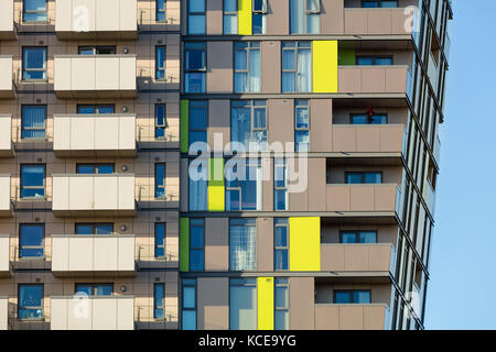 Les modèles de fenêtres, balcons et portes jaune acide sur un développement résidentiel de 13 étages à Wembley london uk Banque D'Images