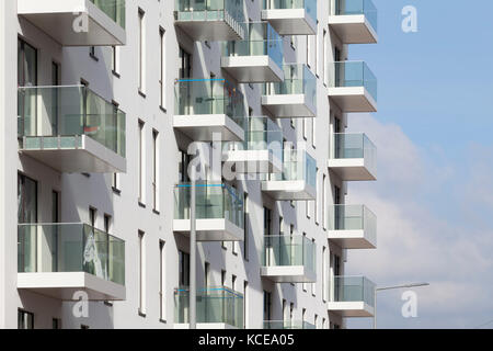 Vue extérieure d'un balcon d'un immeuble à appartements dans le cadre de la péninsule de Greenwich, London, UK. Banque D'Images