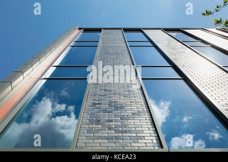 Refelected nuages sous windows d'un nouveau bâtiment commercial Banque D'Images