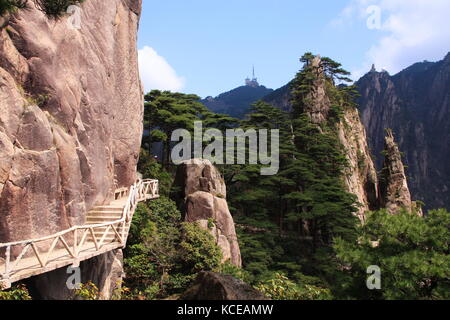 Le chemin jusqu'à , pierre étapes escarpées . Trekking randonnées à pied la montagne Huangshan. Anhui, Chine. , 13 avril 2009 Banque D'Images
