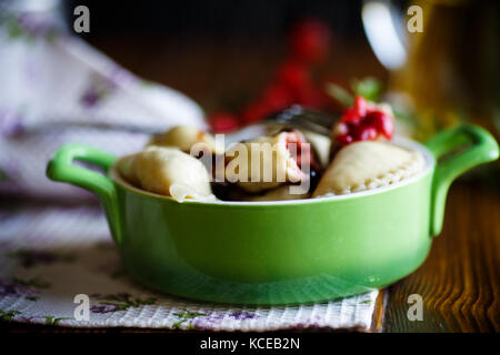 Sweet quenelles avec les cerises dans un bol Banque D'Images