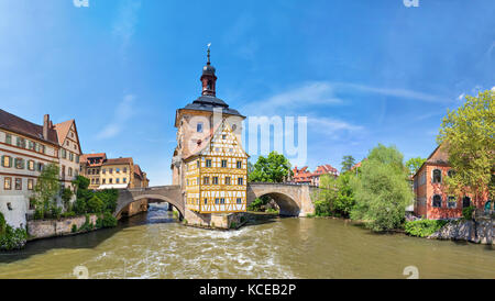 Bamberg. Vue panoramique de l'Ancien hôtel de ville de Bamberg (Altes Rathaus) avec deux ponts au-dessus de la rivière Regnitz, Bavière, Allemagne Banque D'Images