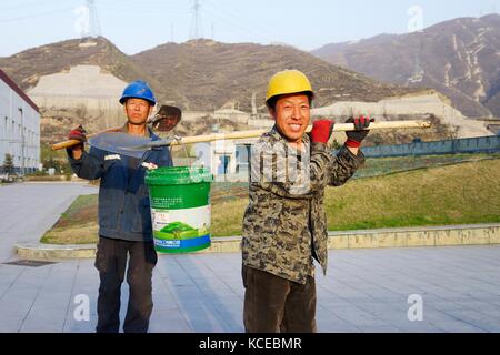 Ouvriers ouvriers en fin de quart de travail à la centrale électrique ultra moderne de 1 320 mégawatts alimentée au charbon de la centrale électrique de Tonghua Xuangang à Yuanping, Shanxi, Chine Banque D'Images