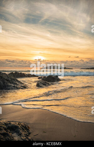 Coucher de soleil depuis la plage dans le sud du Devon Bantham vers l'Île à Burg et Bigbury Bay. Banque D'Images