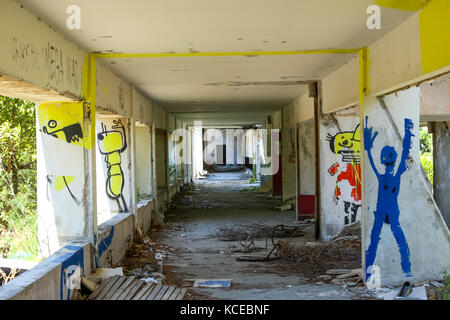 KUPARI, CROATIE - Juillet 18, 2017 : Graffiti sur le mur de l'hôtel abandonné dans une station militaire yougoslave de Kupari, Croatie. Banque D'Images