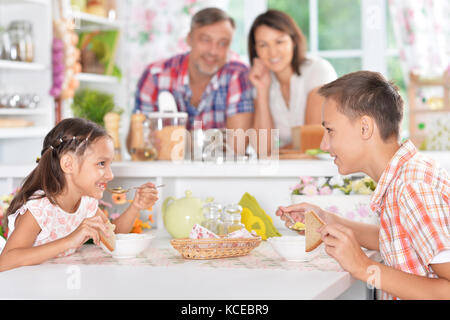 Frère et soeur de prendre le petit déjeuner Banque D'Images