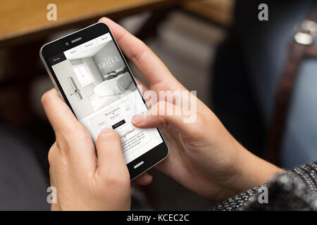 Concept design mobile : à l'aide d'un téléphone numérique généré avec site de l'hôtel à l'écran. tous les écrans graphiques sont constitués. Banque D'Images