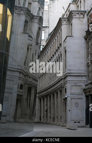 Angel Court, ville de Londres, Royaume-Uni, reflétant les bâtiments d'en face dans les fenêtres en verre. Photographié sur une journée d'automne. Banque D'Images
