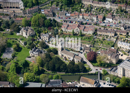 Bradford-on-Avon, Wiltshire. Vue aérienne l'église Holy Trinity et la rivière Avon. Banque D'Images