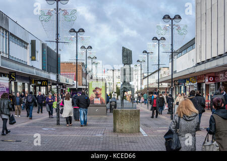 Trigon (1961) par Lynn Chadwick, large à pied, du centre-ville, Harlow, Essex. Vue générale du sud-est. photographié par Steven Baker en 2015. Banque D'Images