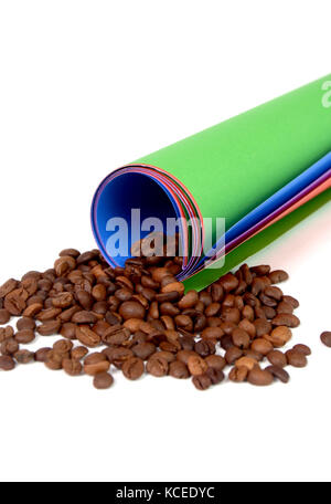 Verser les grains de café à partir de papiers de couleur Banque D'Images