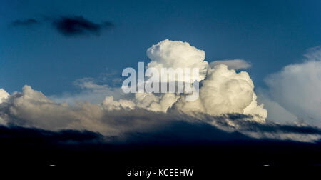 Photo d'un des nuages sur un ciel bleu Banque D'Images