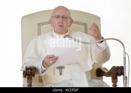 Vatican, Vatican. 04e octobre 2017. Le pape François livre son homélie alors qu'il célèbre son audience générale hebdomadaire sur la place Saint-Pierre, dans la Cité du Vatican, le 04 octobre 2017. Le Pape François a annoncé que du 19 au 24 mars 2018, le Secrétariat général du Synode des évêques convoquera une réunion pré-synodale invitant des jeunes de différentes parties du monde. Crédit: Giuseppe Ciccia/Pacific Press/Alay Live News Banque D'Images