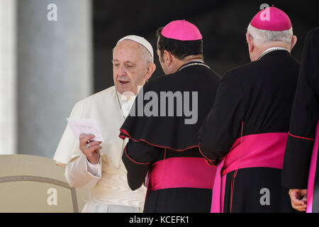 Vatican, Vatican. 04e octobre 2017. Le pape François salue les évêques à la fin de son audience générale hebdomadaire sur la place Saint-Pierre, dans la Cité du Vatican, le 04 octobre 2017. Le Pape François a annoncé que du 19 au 24 mars 2018, le Secrétariat général du Synode des évêques convoquera une réunion pré-synodale invitant des jeunes de différentes parties du monde. Crédit: Giuseppe Ciccia/Pacific Press/Alay Live News Banque D'Images