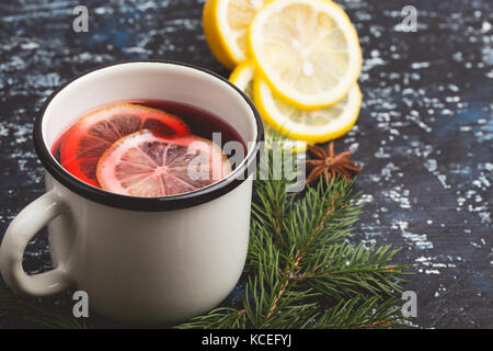 Vin chaud avec les tranches de citron en blanc mug rural sur table rustique , vue d'en haut Banque D'Images