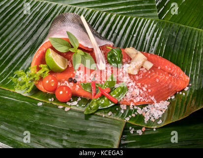 Le saumon sauvage sockeye frais et les ingrédients pour la cuisson dans la feuille de banane Banque D'Images