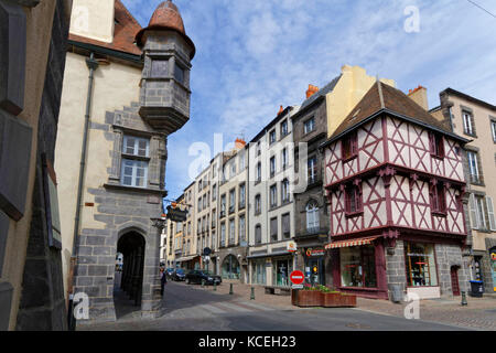 RIOM, FRANCE, 8 mai 2016 : rues médiévales de Riom. Jusqu'à la Révolution française, Riom était la capitale de la province d'Auvergne, et le siège de t Banque D'Images