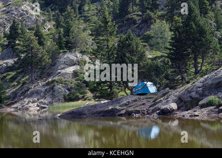 CHAMROUSSE, FRANCE, 29 juillet 2017 : Camping sur les rives du lac Achard dans la station de montagne de Chamrousse. Banque D'Images