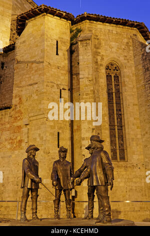 CONDOM, FRANCE, 24 juin 2015 : la statue d'Artagnan et trois mousquetaires, du sculpteur géorgien Zurab Tsereteli, se trouvent au pied du chat Banque D'Images