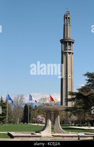 GRENOBLE, FRANCE, 7 avril 2015 : la tour du Perret dans le parc Paul Mistral. C'est la première tour construite en béton armé en Europe, et a été déc Banque D'Images